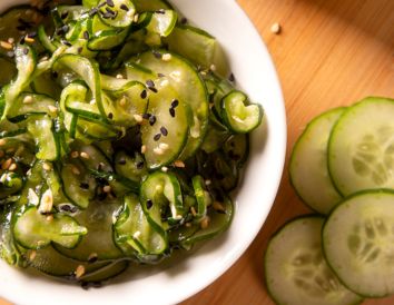 Entrante de pepino y wakame al estilo sunomono
